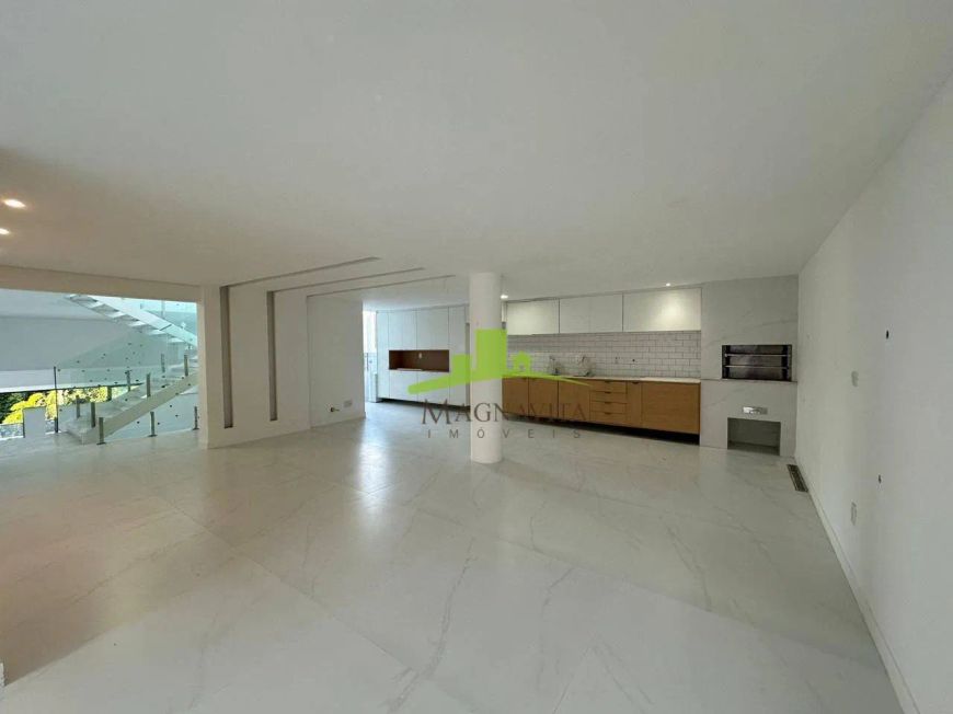 Casa de Luxo à Venda em Alphaville 1, Salvador, 4 Suítes com Varanda, Home Theater, Piscina com Prai