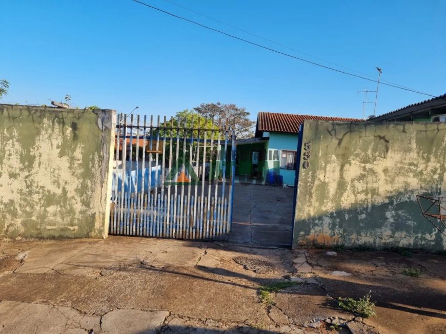 Casa com 03 quartos, sendo 01 suíte na região Leste de Londrina