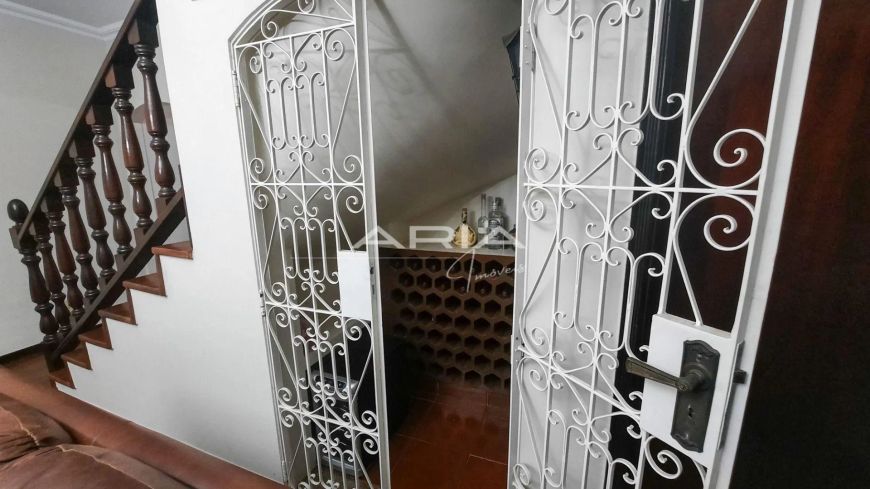 Sobrado à venda 4 quartos, uma suíte, Vila Fujita, Londrina PR