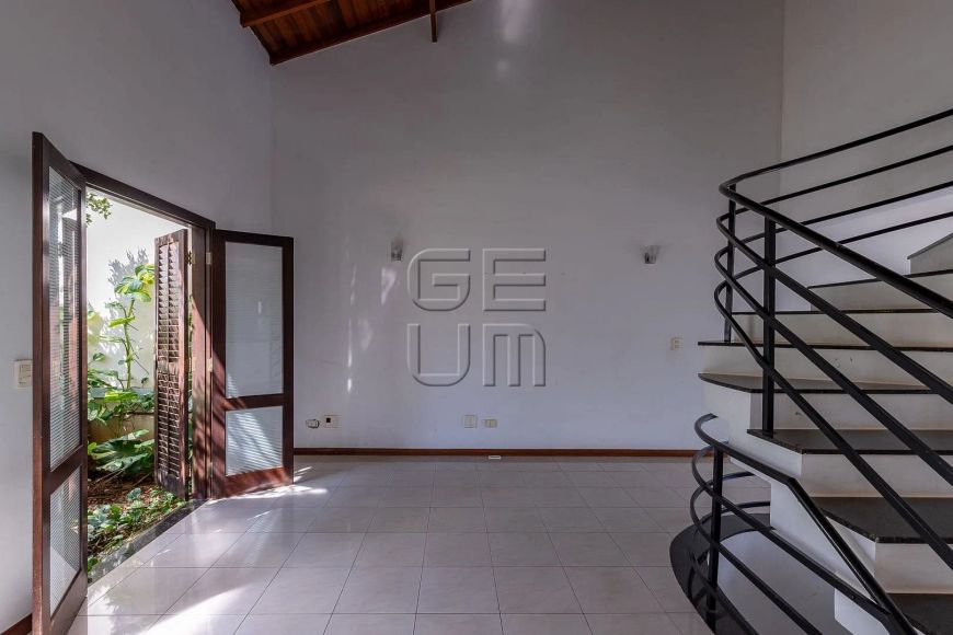 Casa com 4 dormitórios sendo 2 suítes, churrasqueira, piscina, à venda, 370 m² por R$ 1.850.000 - T
