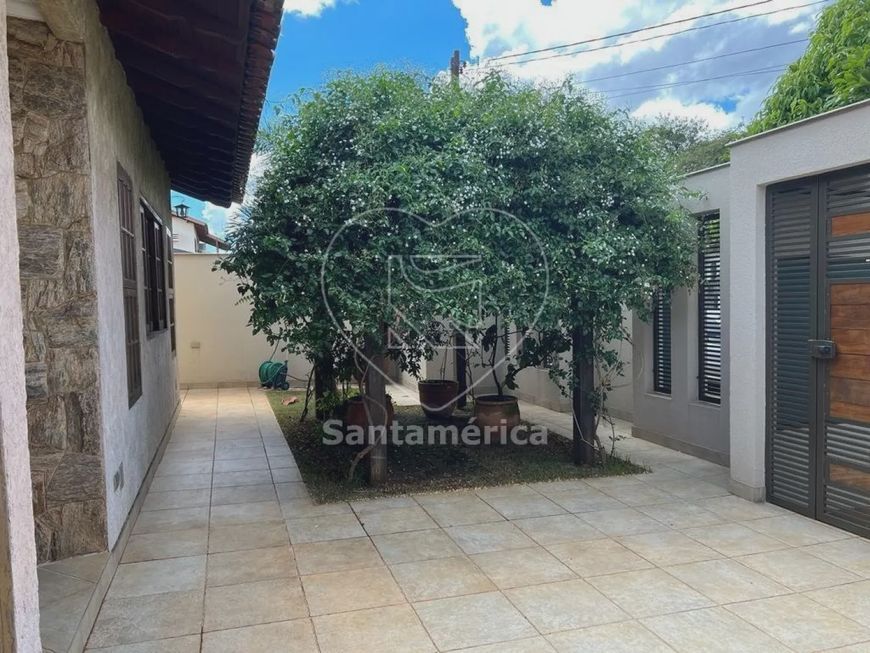 Casa com 3 dormitórios e suíte de 310m² no Santa Mônica