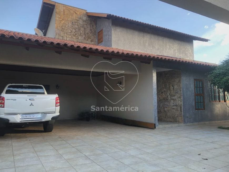 Casa com 3 dormitórios e suíte de 310m² no Santa Mônica
