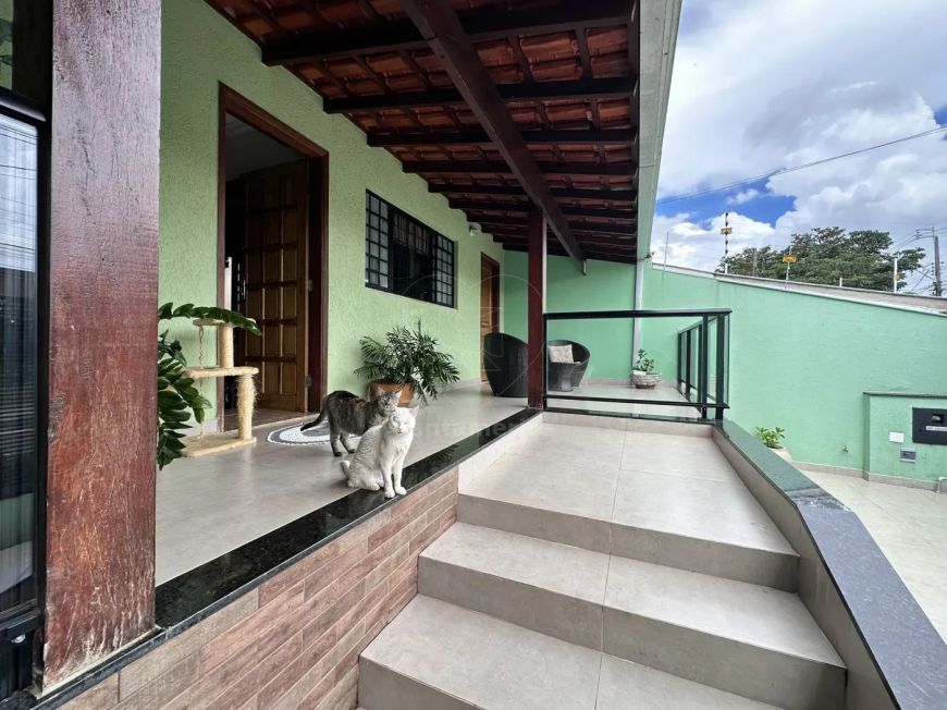 Casa à Venda com 1 Suíte e Piscina no Chamonix, região Leste