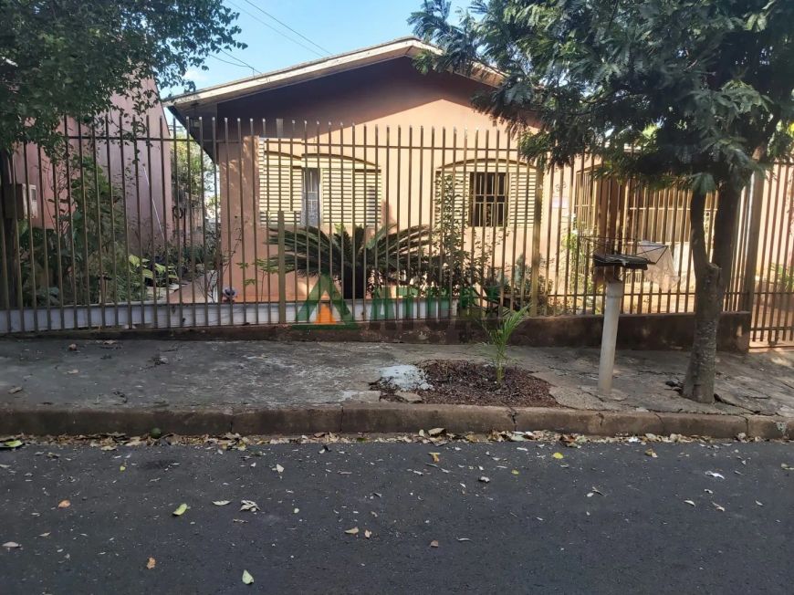 Casa com 03 quartos na região Central de Londrina