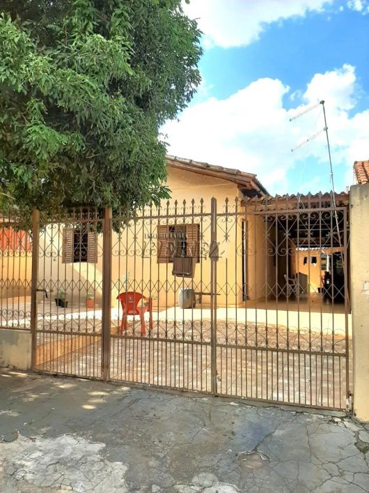 Casa com dependência a venda na rua Da Violetas, no parque Ouro Branco.