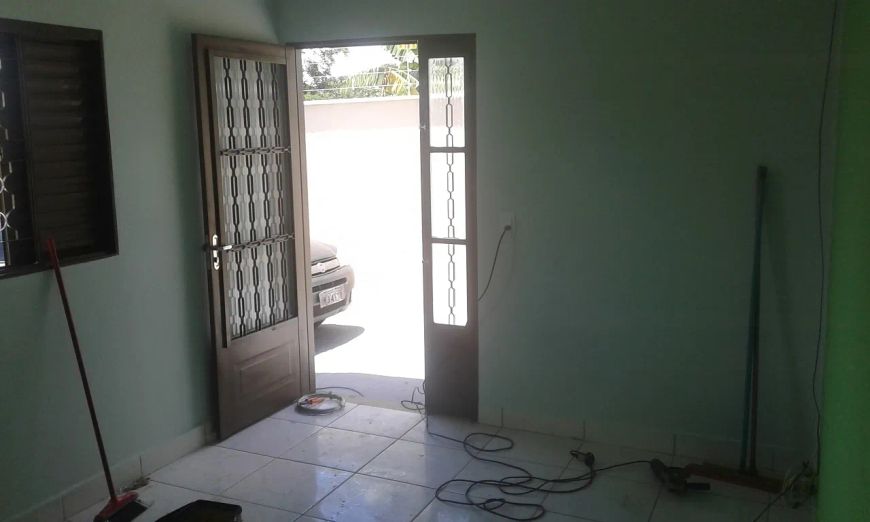 Casa com 3/4, sendo 01 st, murada.