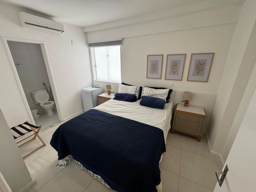 Apartamento mobiliado, finamente decorado à venda na Pituba, 02 suítes, garagem, ótima localização.