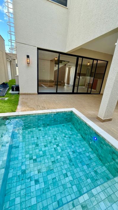 Aluguel - Sobrado de alto padrão com 4 quartos e piscina aquecida