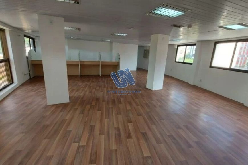 Prédio Comercial Prédio com 3.164m² de área total, 07 pavimentos e 2.055m² de salas e loja.