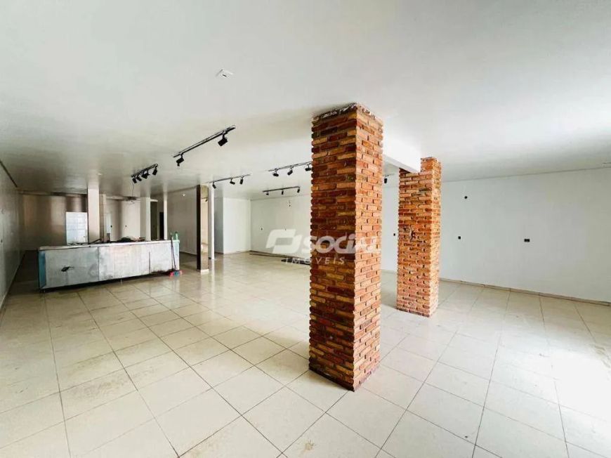 Ponto comercial para locação com ótimo espaço interno, localização privilegiada e ampla fachada. Rua