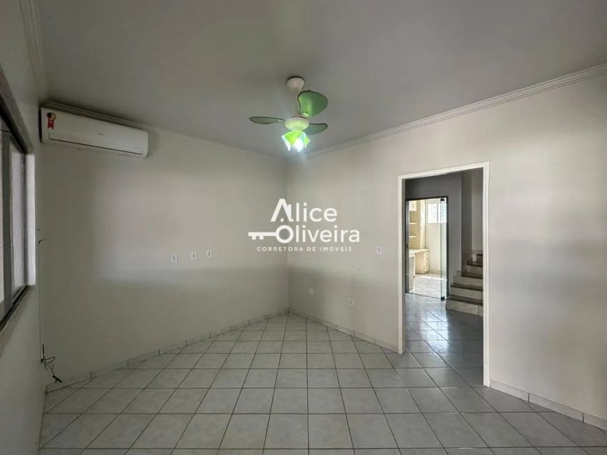 Sobrado à Venda com 4 quartos, 2 banheiros, 2 vagas e 99m² por R$ 400.000