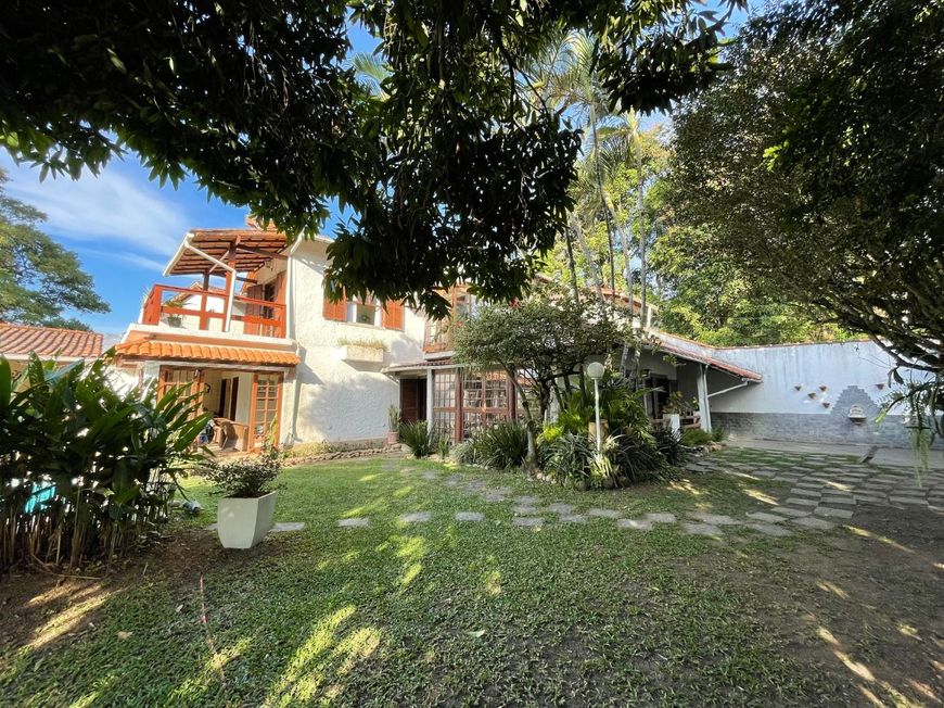 Casa com 04 Quartos no Engenho do Mato com Piscina, Churrasqueira e Quintal com 883 m²
