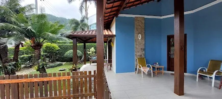 Casa Linear em Condomínio com 04 Quartos com Piscina e Churrasqueira em Itaipu!