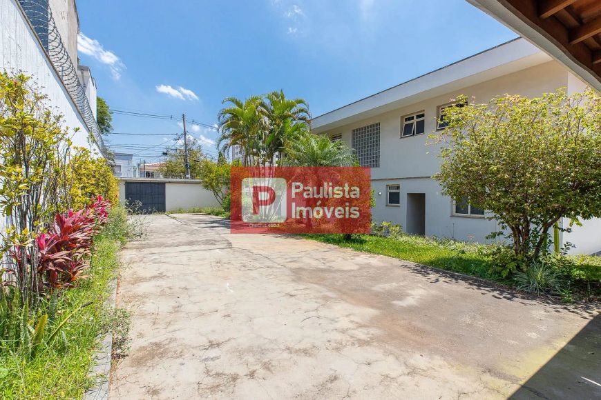 Casa à venda, Com 332m² de Área Útil, São 4 Quartos, sendo 2 Suítes, mais de 6 Vagas de Garagem em