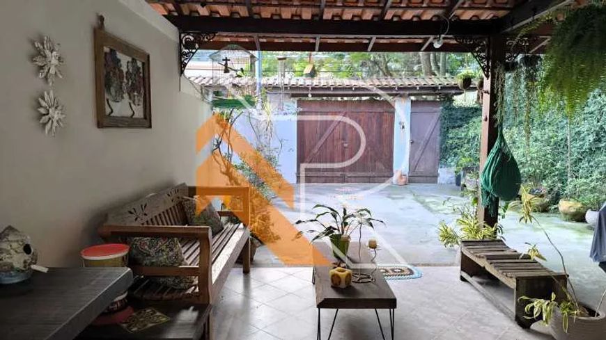 À venda casa duplex com 4 quartos em Piratininga, Região Oceânica de Niterói - RJ