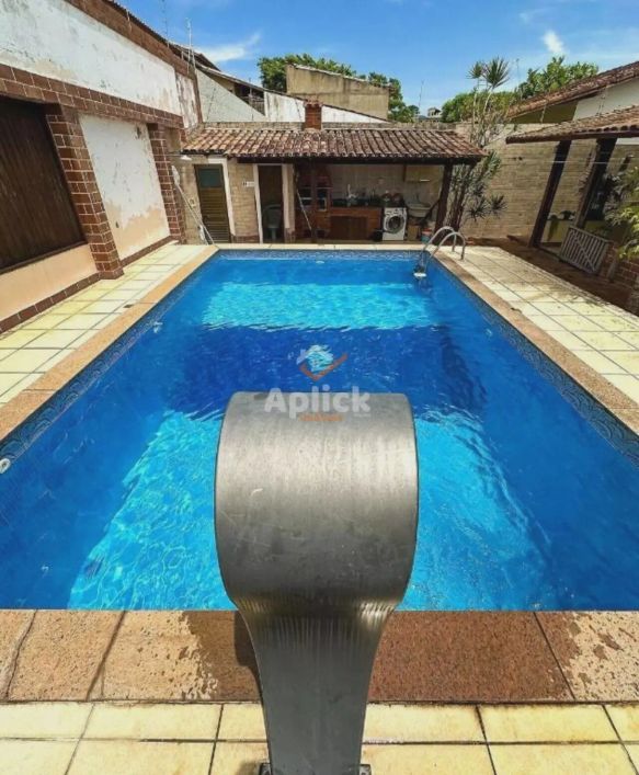 Casa á venda com 300 metros com 4 quartos 1 suite e piscina