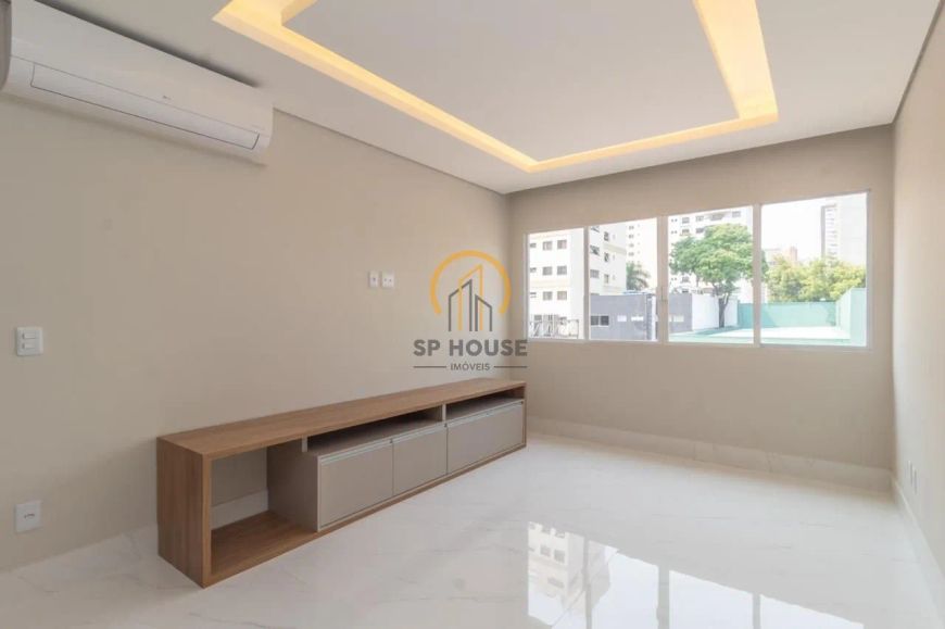 Apartamento em Moema para venda com 2 suítes, 1 vaga, 72m² útil, reformado.