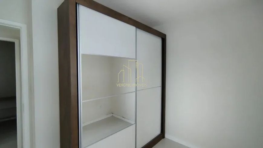 Bem localizado esse apartamento reformado com dois quartos a venda em Vila Laura