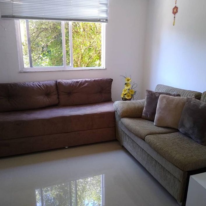 Casa Transversal à Av. Garibaldi. 2 pavimentos, 3 quartos, suítes, salas, varandas, 4 garagens, etc.