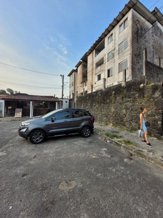 Cód. 156 Mata Escura 2/4 com Varanda Nascente no Cond. Santa Edwiges