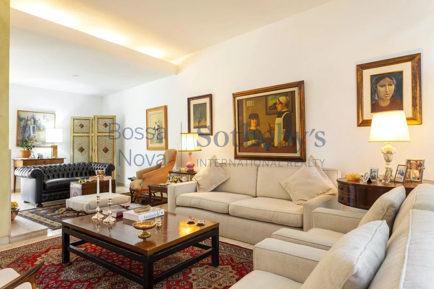 Casa com jardim em rua arborizada