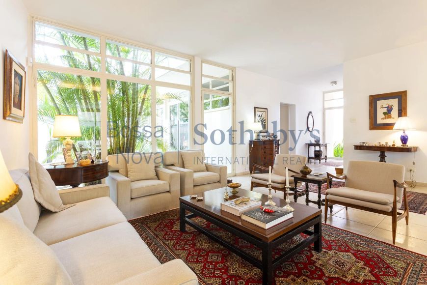 Casa com jardim em rua arborizada
