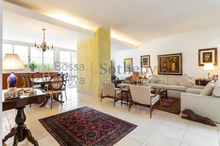 Casa com jardim em rua arborizada