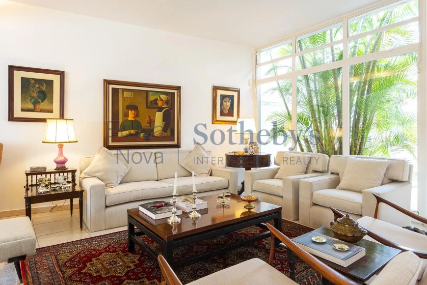 Casa com jardim em rua arborizada