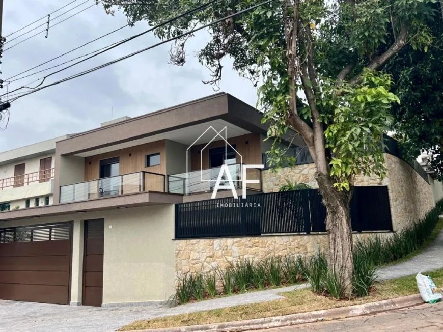 Sobrado à Venda no City América com 3 suítes e uma piscina.