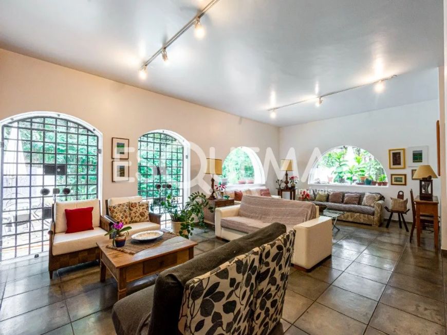 Casa com amplo jardim e localização privilegiada
