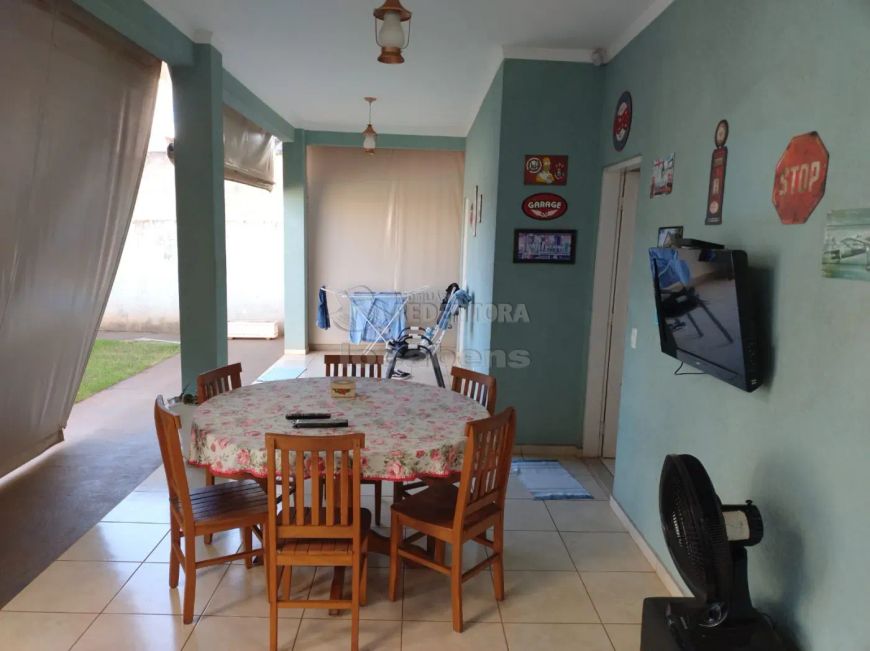 Casa localizada no Vila Goyos com 02 dormitórios e 04 vagas de garagem.