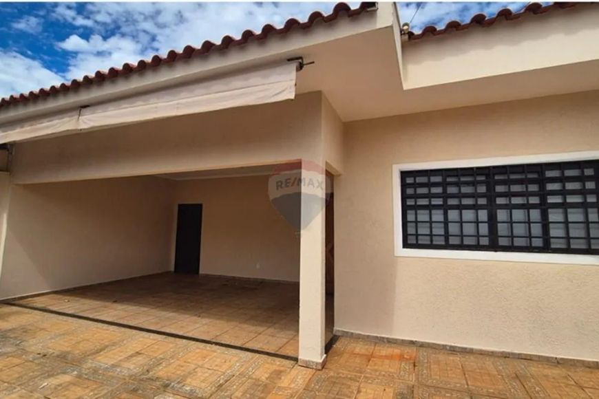 Casa com 3 quartos, sendo 1 suíte, 4 vagas no bairro Lauriano Tebar II, próx. Represa Municipal
