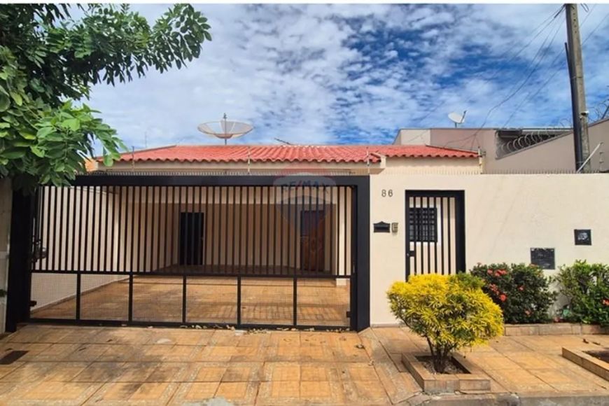Casa com 3 quartos, sendo 1 suíte, 4 vagas no bairro Lauriano Tebar II, próx. Represa Municipal