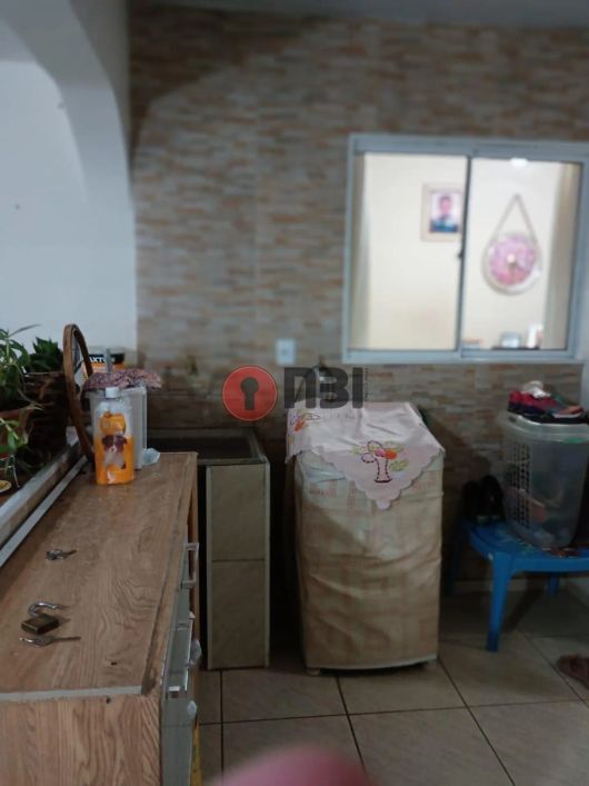 vende-se casa com 2 dormitorios 1 sala 1 cozinha 2 banheiros