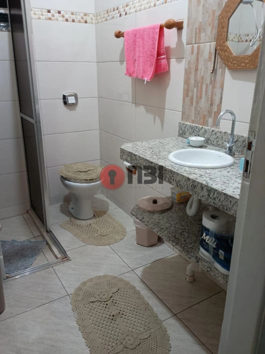 vende-se casa com 2 dormitorios 1 sala 1 cozinha 2 banheiros