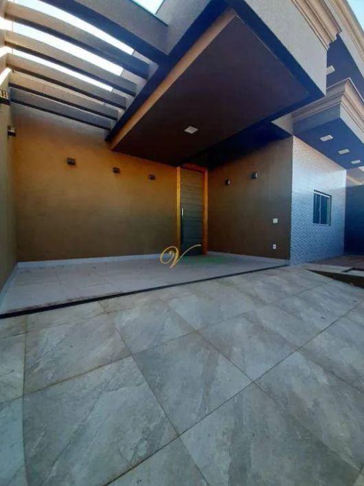 Casa com 200m² terreno, 120 metros de construção. Portão eletrônico, Garagem para 2 carros. Porta de