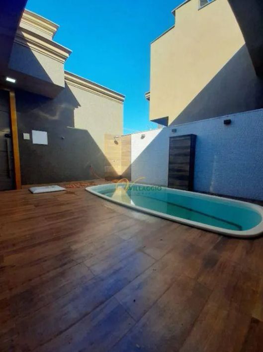 Casa com 200m² terreno, 120 metros de construção. Portão eletrônico, Garagem para 2 carros. Porta de