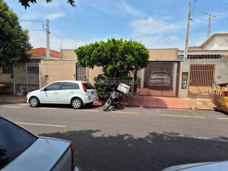 Casa Comercial | 04 salas | 03 banheiros | Edícula no fundo | A 100m da Santa Casa