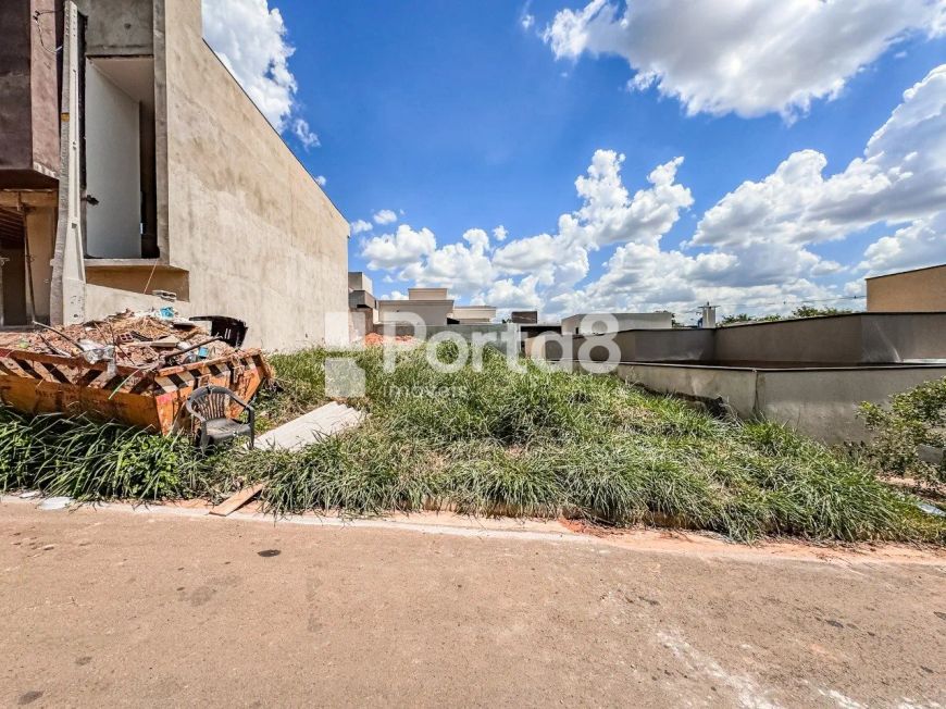 Terreno no Condomínio Maria Julia - 253m² em Localização Privilegiada.