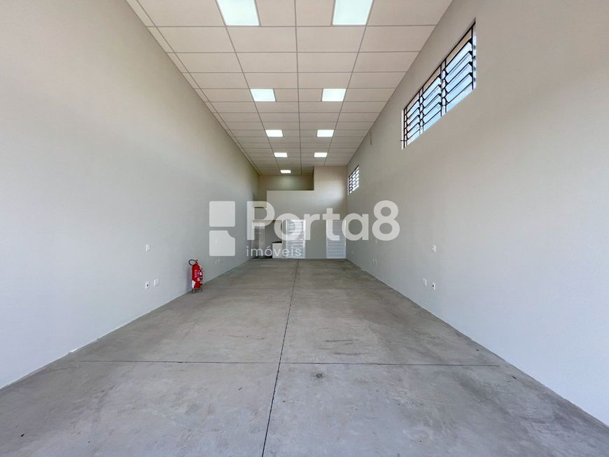 Explore as Possibilidades: Imóvel Comercial Espaçoso Próximo ao Engenheiro Schmit.