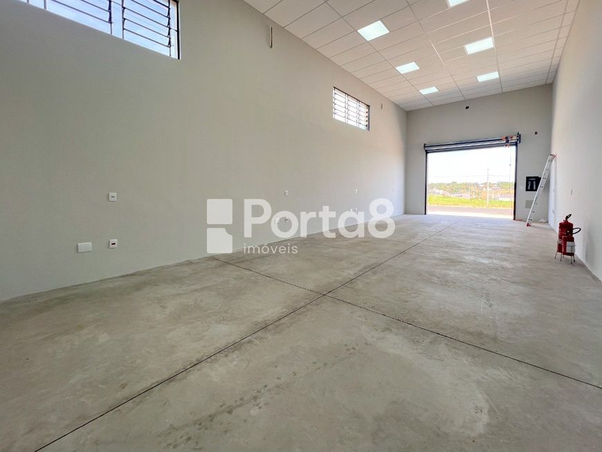 Explore as Possibilidades: Imóvel Comercial Espaçoso Próximo ao Engenheiro Schmit.