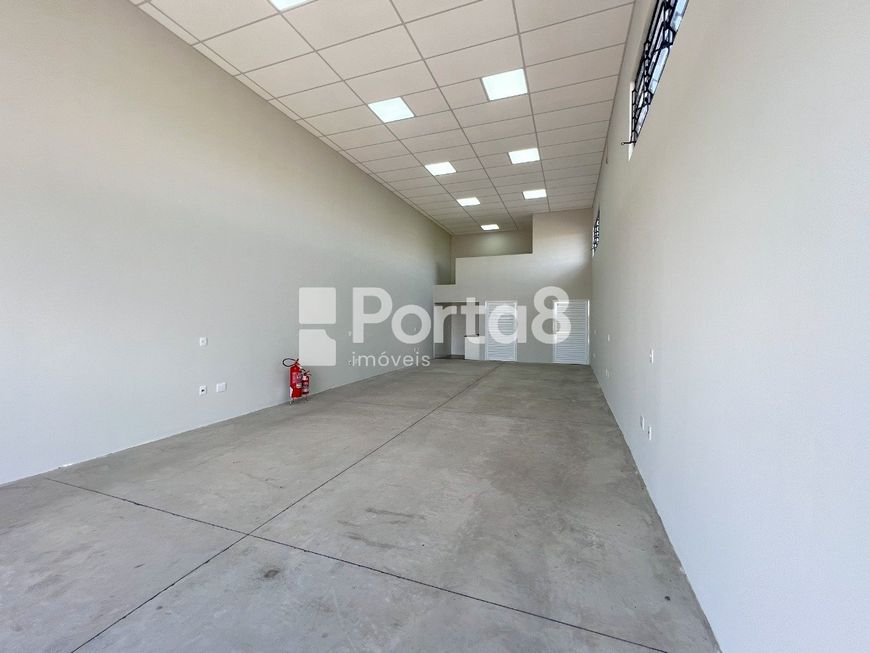 Explore as Possibilidades: Imóvel Comercial Espaçoso Próximo ao Engenheiro Schmit.