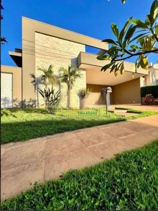 casa com 3 suítes , sendo 1 master