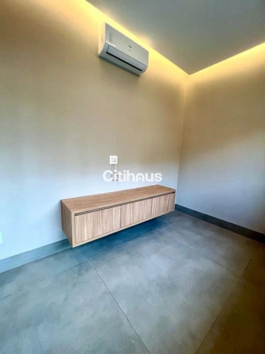 Luxo e Sofisticação no Golfe Residencial – 3 Suítes e Área Gourmet!