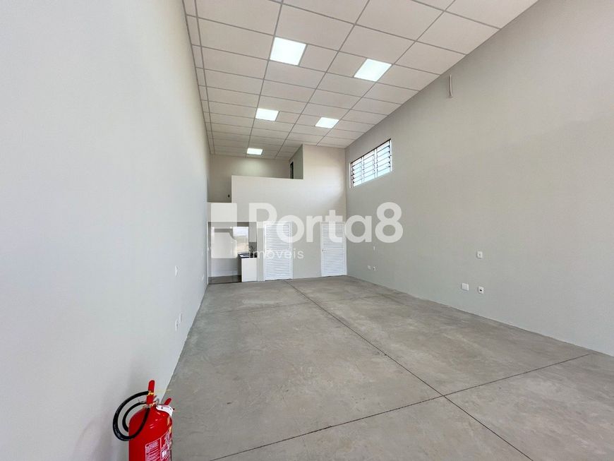 Explore as Possibilidades: Imóvel Comercial Espaçoso Próximo ao Engenheiro Schmit.