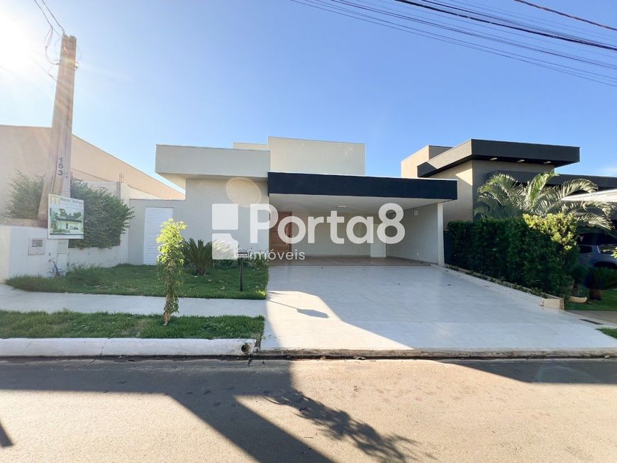 "Estilo e Praticidade: Sobrado com Suíte Master e Piscina no Condomínio Recanto do Lago"