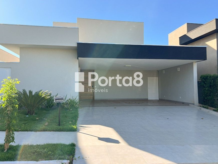 "Estilo e Praticidade: Sobrado com Suíte Master e Piscina no Condomínio Recanto do Lago"