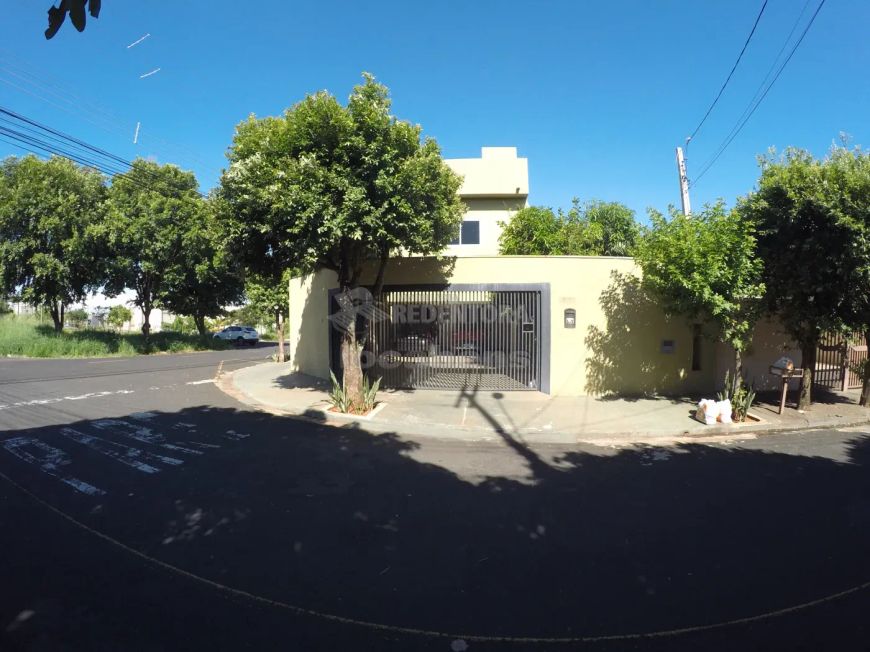 Linda Casa de Esquina à Venda