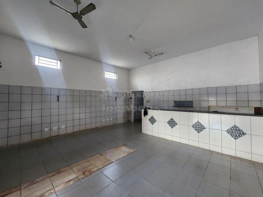 Salão comercial de esquina com 253m² de área total, no bairro Jardim Zé Menino