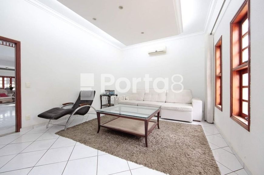 Elegância e Espaço no Coração do Bairro Comendador Mancor Daud: Casa de 531m² à Venda.